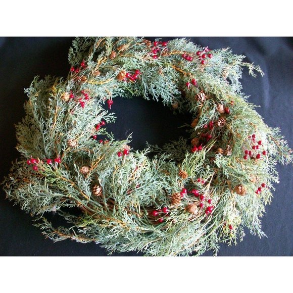 Artificial 18" Pine Christmas Wreath Holly Berries - Picture 1 of 6